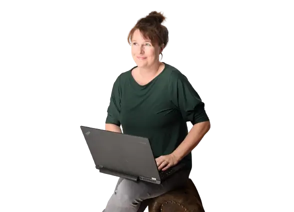 Inga Ervig von Thread Media mit Laptop